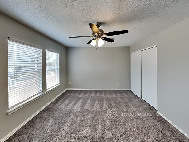 Building Photo - 12002 Peachtree Ln