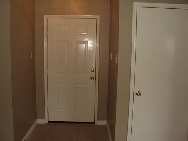 Building Photo - 7411 Village Lake Dr