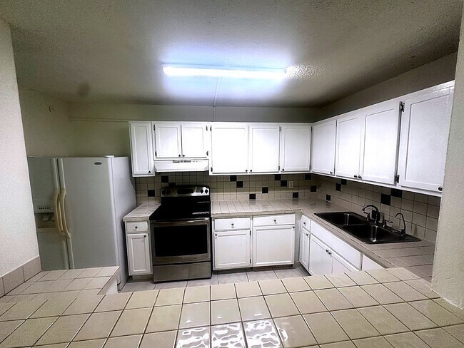 Building Photo - 14840 Naranja Lakes Blvd