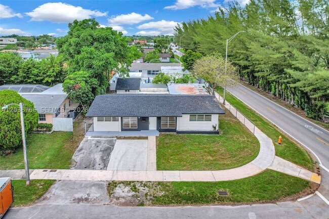 Building Photo - 8201 SW 42nd St