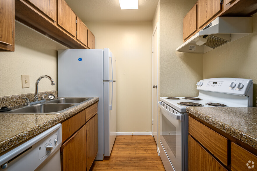 1BR, 1BA - 578SF - Inwood Grove