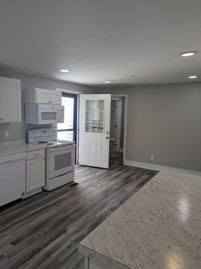 Building Photo - 806 N Woodland Dr