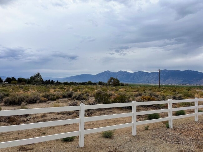 Building Photo - Beautiful country living!