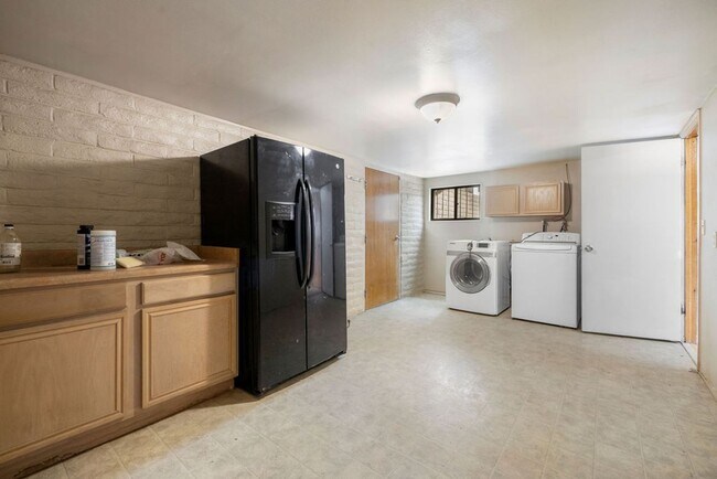 Building Photo - Eastside 4 Bedroom Home with Pool