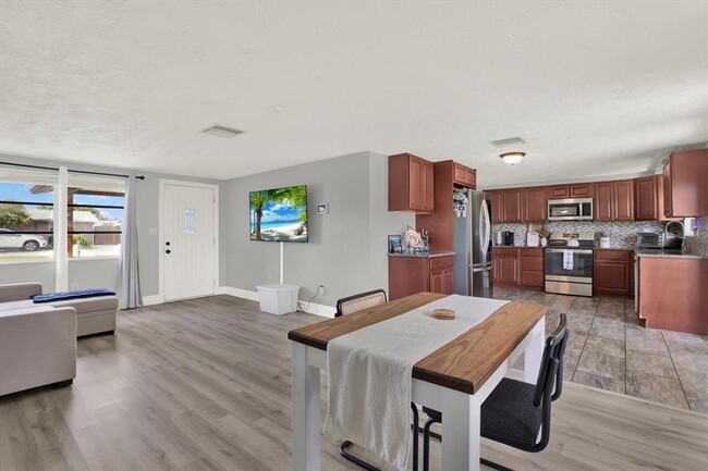 Building Photo - 3543 Trask Dr