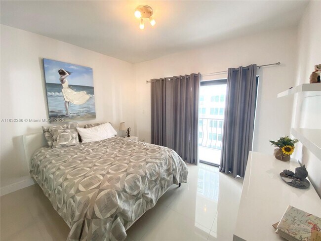Building Photo - 5415 Collins Ave