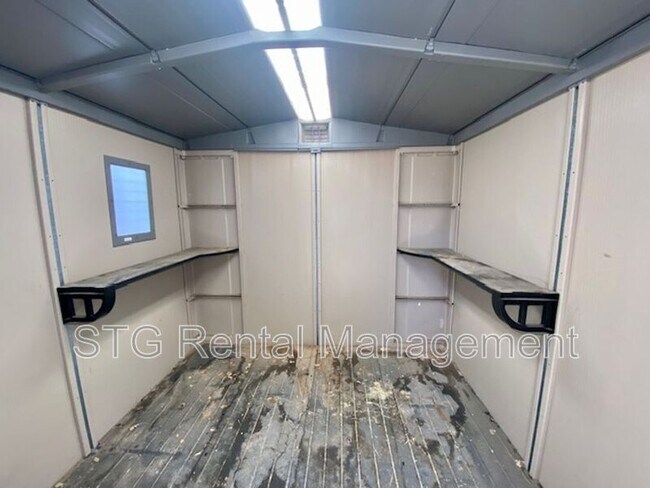 Building Photo - 2215 Chandler Dr