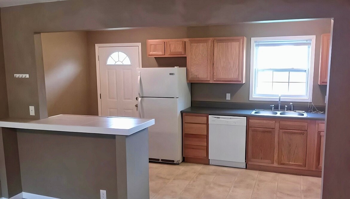 kitchen - 407 E Lincoln St