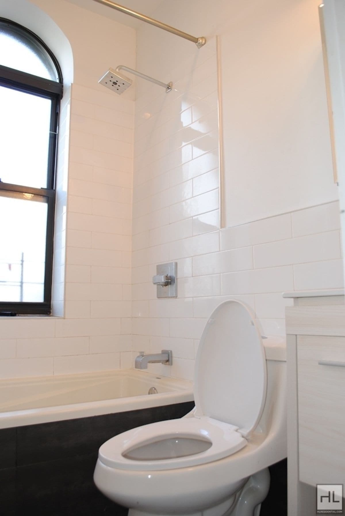 Building Photo - EASTERN PARKWAY / NO FEE / Spacious 2-Bed 1-Bath Crown Heights / Prospect Park