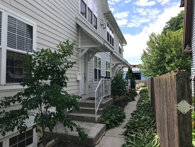 Building - 18 N Baldwin St