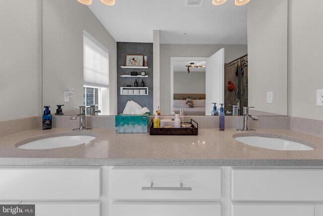 Building Photo - 8805 Mimosa Ave