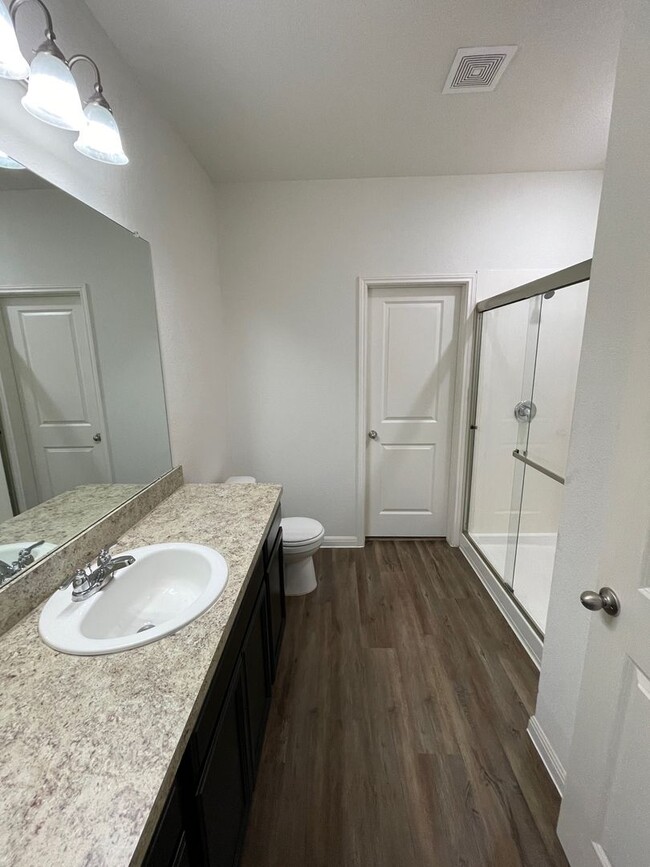 Building Photo - Available for a July 2025 Move In-Modern 3...