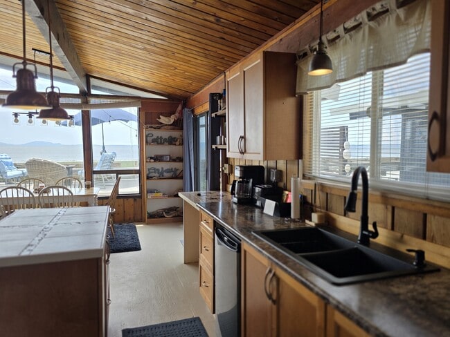 Building Photo - 1563 Edwards Dr