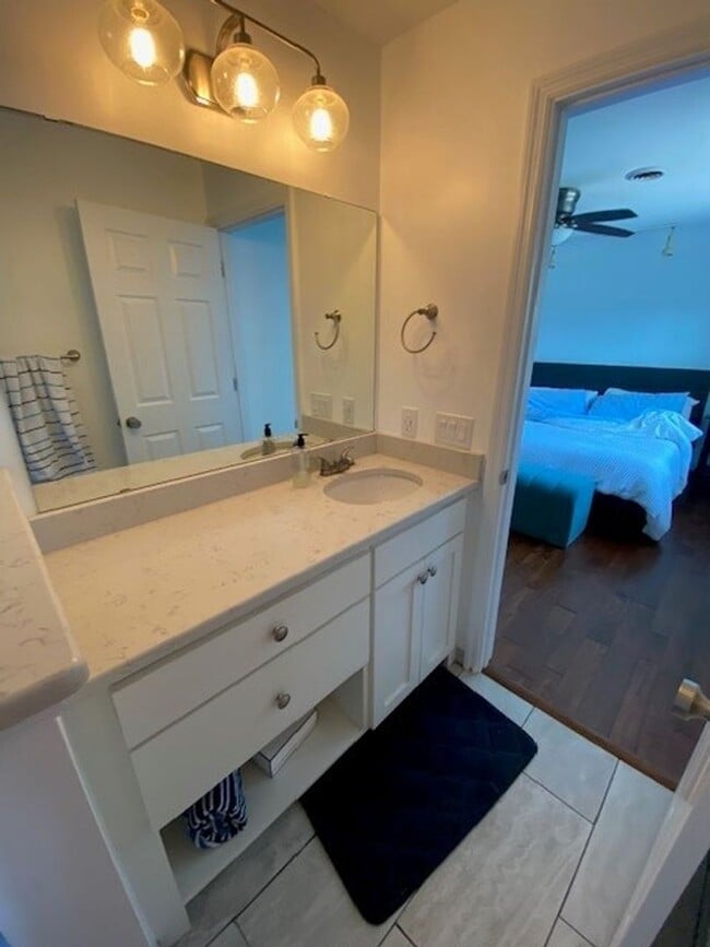 Building Photo - Welcome to this stunning fully furnished 4...