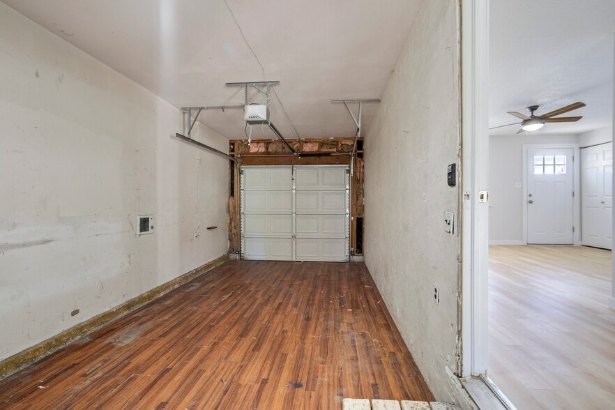 Building Photo - 2050 Del Mar Dr