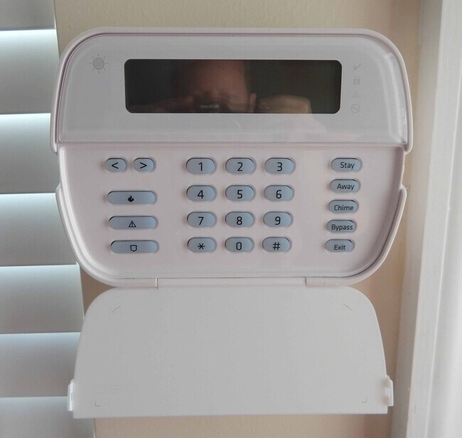 Building Photo - AVAILABLE SEPTEMBER, 2023