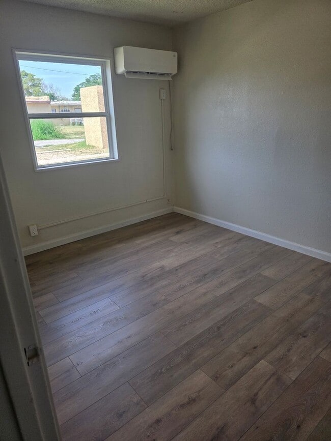 Building Photo - 1506 W Yucca Ave