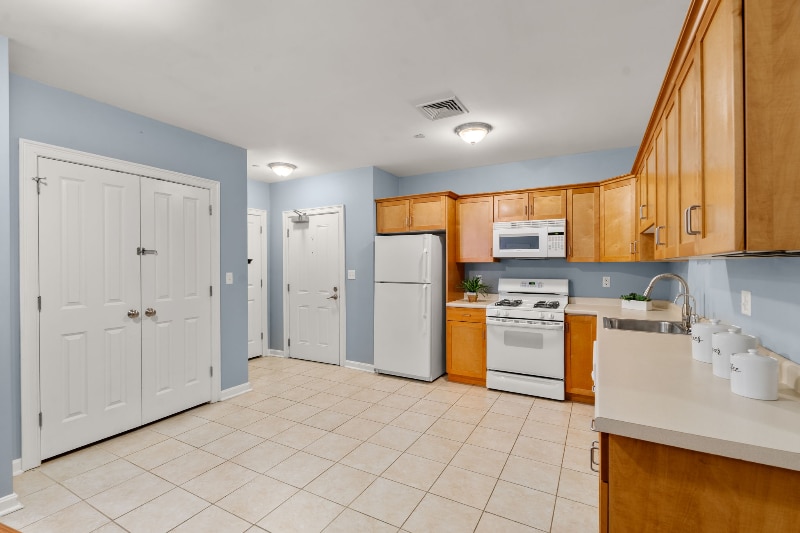 Building Photo - 327 Centre St