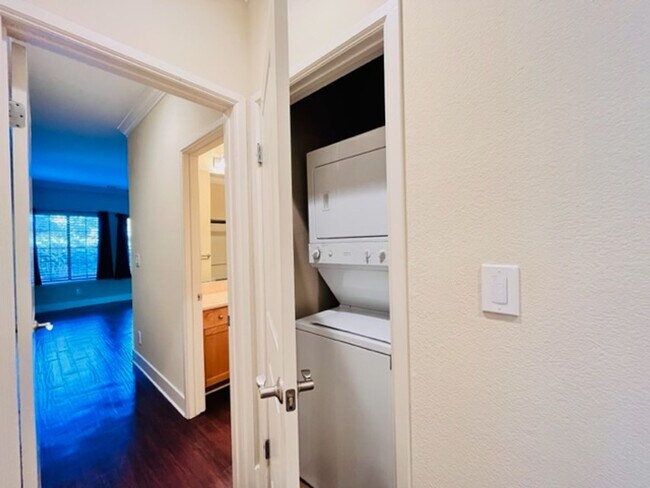 Building Photo - Beautiful, Lower-Level 2BD/2BA, Corner Con...