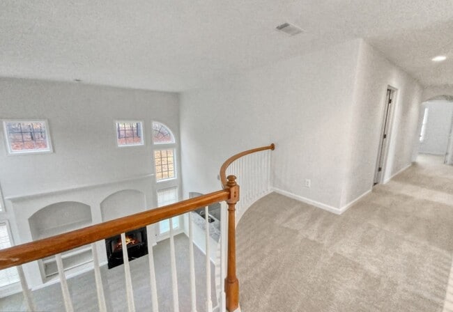 Building Photo - 1115 Fountain Crest Dr