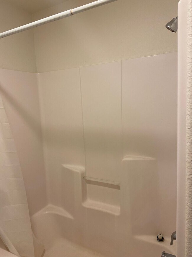 Building Photo - 2 bedroom / 1 bathroom with garage