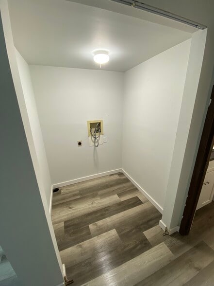 Laundry Room - 1003 Cherokee St