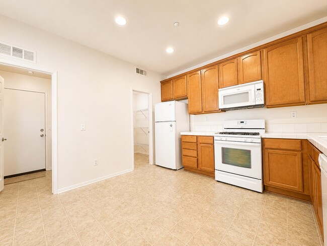 Building Photo - 3 Bedroom condo in Lake Elsinore