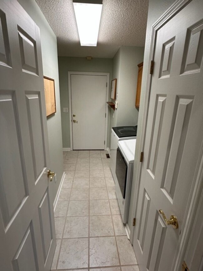 Building Photo - Golf Front Rental *Unfurnished*