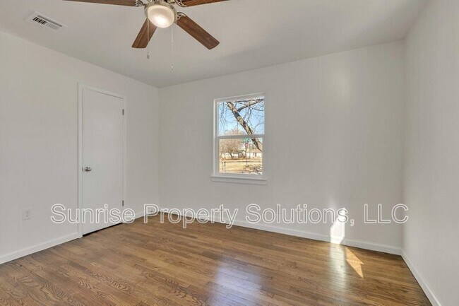 Building Photo - 300 SE 48th St