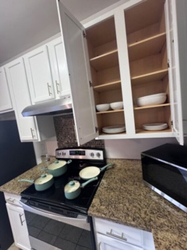 Building Photo - Wonderful townhome in Perfect Location