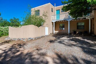 Building Photo - Snug One-Bedroom on Historic Hillside Ave.