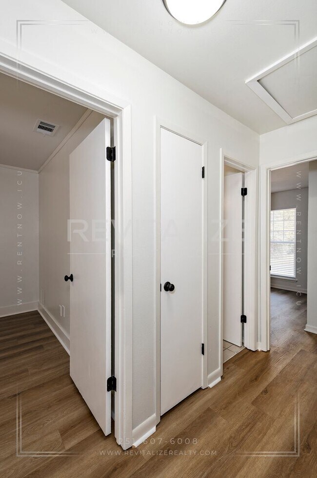 Building Photo - Beautifully Remodeled 4 Bed / 2 Bath Home near Airport Blvd