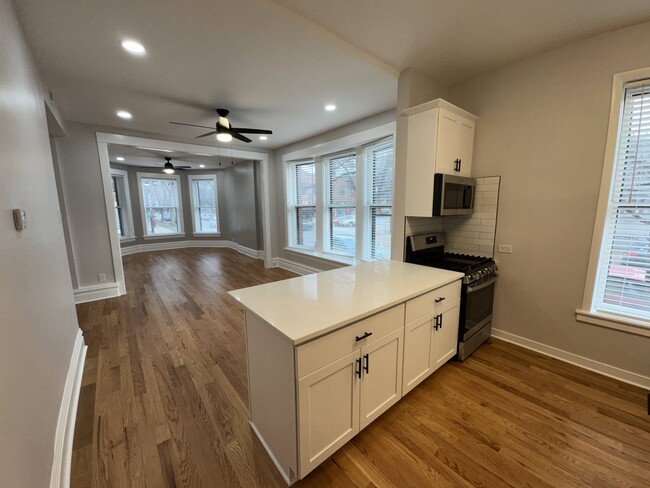 kitchen island - 4200 N Damen Ave