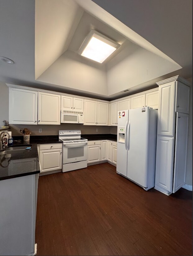 Building Photo - Spacious 3-Bedroom Condo with Modern Amenities in Prime Greenville Location
