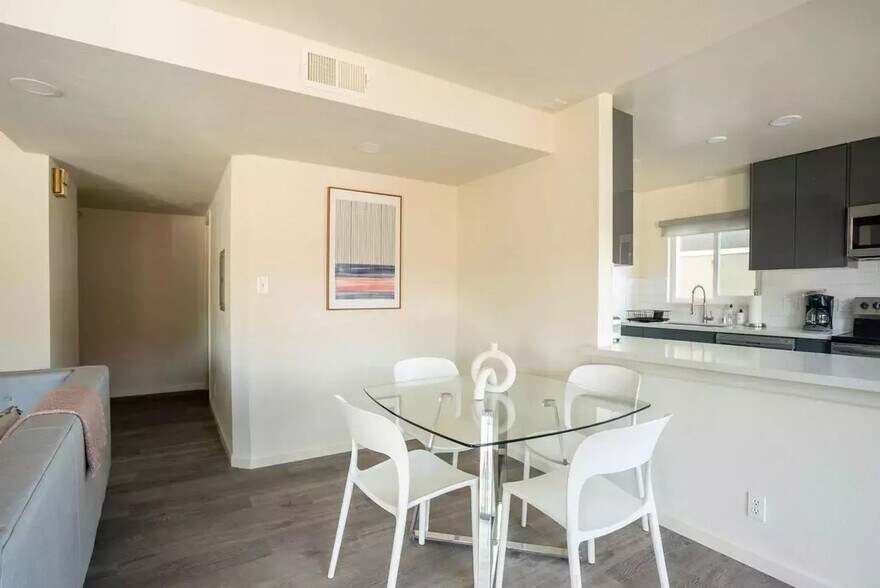 Interior Photo - 570 Boden Way