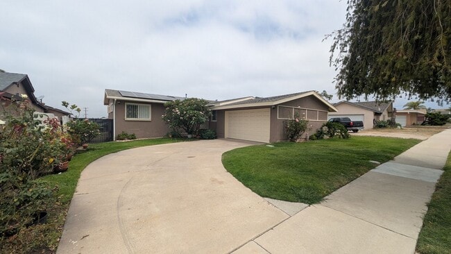 Building Photo - Emerald Hills Home with Garage