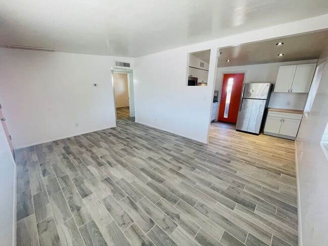 Building Photo - ***MOVE-IN SPECIAL*** Fully Remodeled 2 Be...