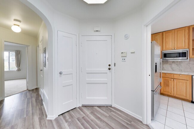 Building Photo - Bright Corner Home with Family Room, Yard & Laundry in Prime Sunset Location!