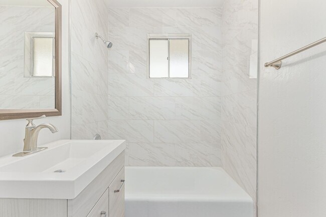 Building Photo - Renovated 2 bed | 1 bath - Central Tempe Location!