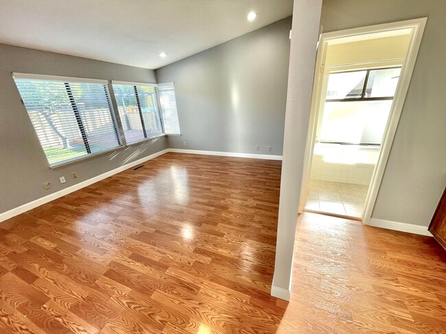 Building Photo - 3520 Pleasant Knl Dr