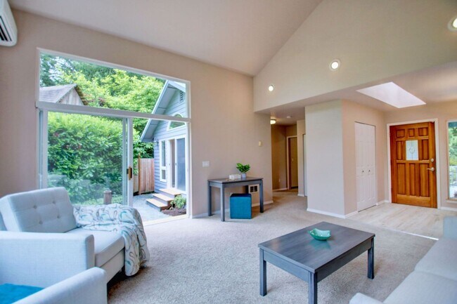Building Photo - Lovely Clinton Home with Great Light and Pet Friendly!