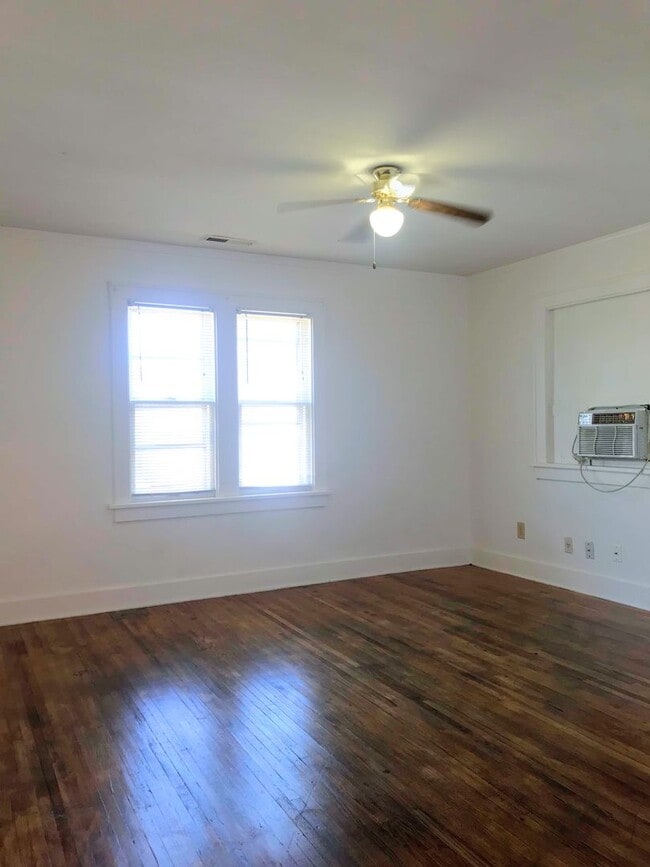 Building Photo - 114 N Plum St