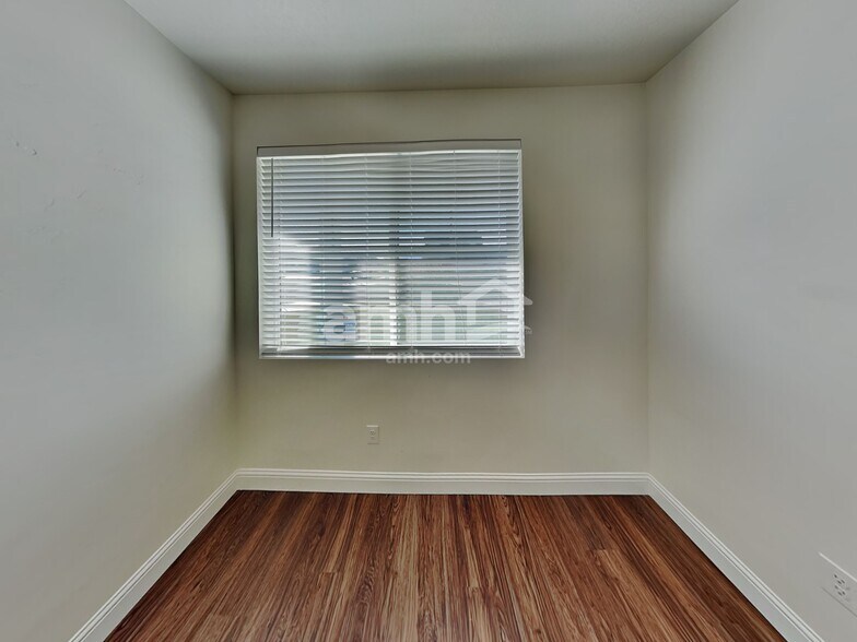 Building Photo - 292 N Gibbons Ln
