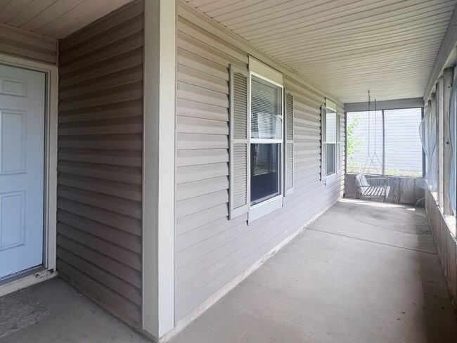 Building Photo - 3B2B Ranch Fenced yard+screen room