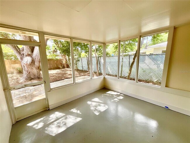 Building Photo - 644 Manor Dr W