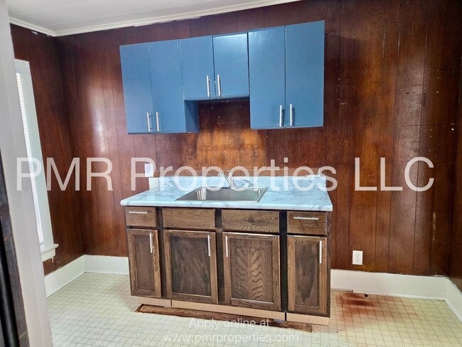 Building Photo - 2 Bedrooms / 1 Bathroom House