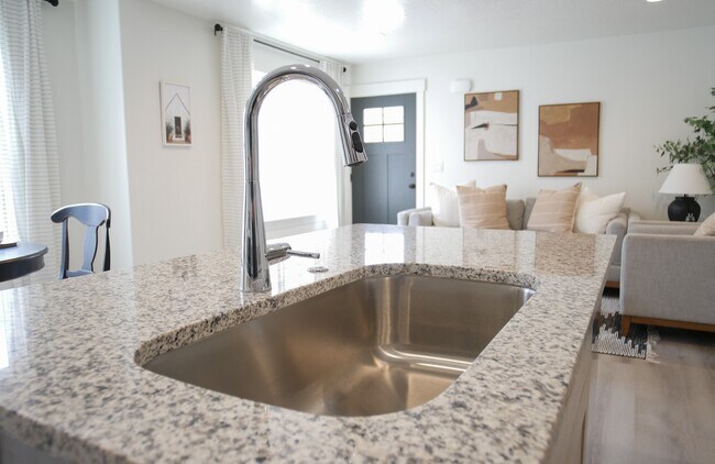 Building Photo - 421 E 200 N