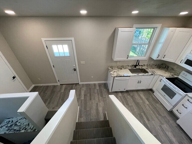 Building Photo - Newly Remodeled 2 Bed 1.5 Bath Home will Large Oversized 2-Stall Garage!