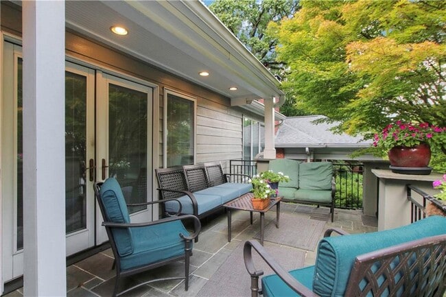 Building Photo - 925 Highland Terrace NE