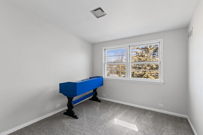 Building Photo - 836 W Everett Rd